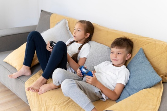 enfants jouant avec des contrôleurs jeux vidéo